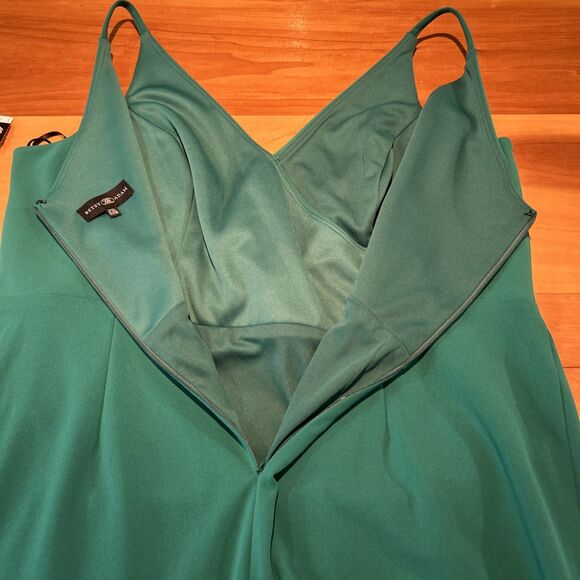 Betsy Adam Knee Length Dress. 22W. Green. Sleeveless. Stretch. Spaghetti Straps - Picture 8 of 12
